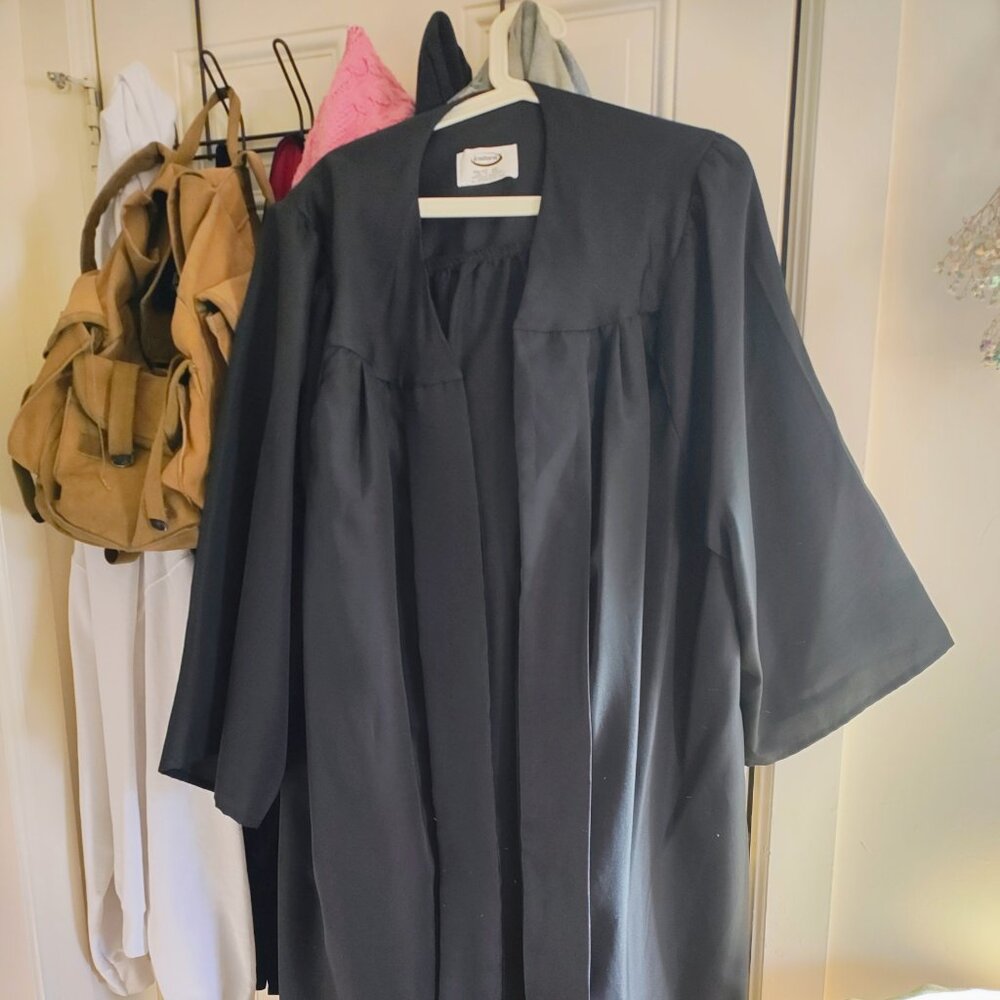 Graduation gown 5'4-5'6 with cap!